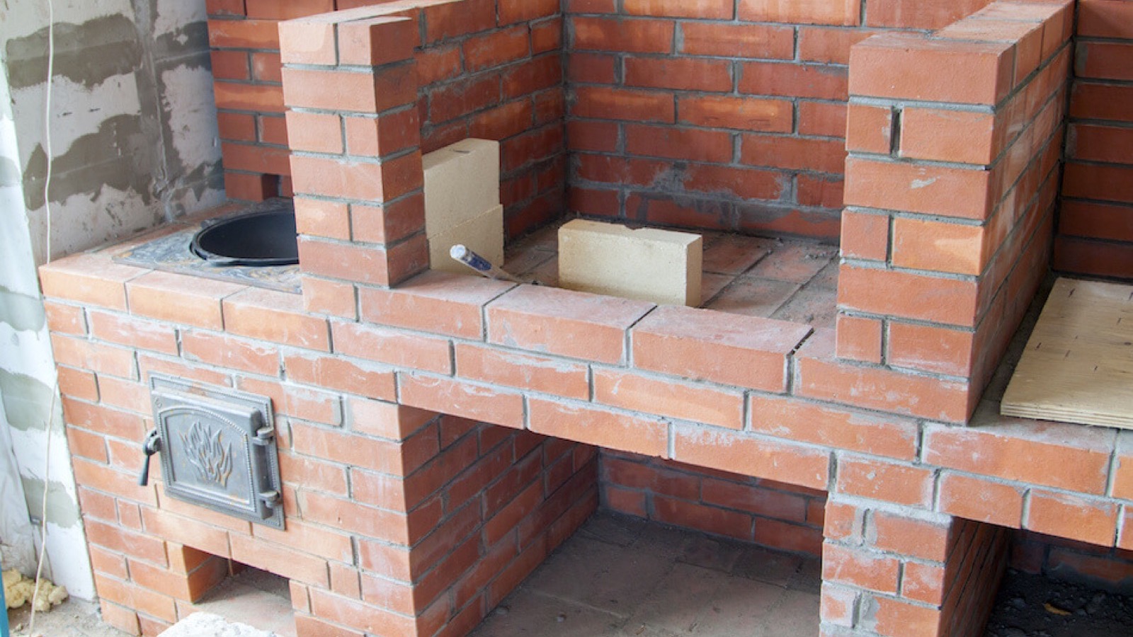 Gas vs charcoal vs built-in smoker BBQ pit comparison for Las Vegas backyards